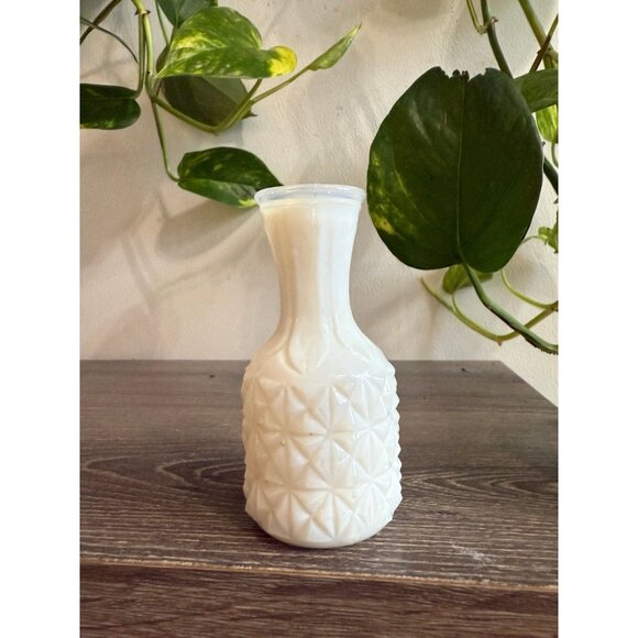 Vintage White Milk Glass Bud Vase - Picture 1 of 7